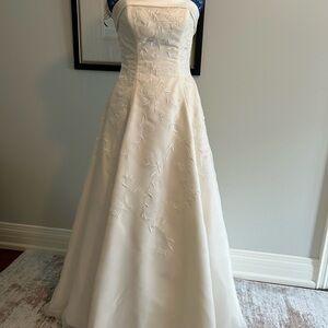 Elegant Cream Wedding Dress